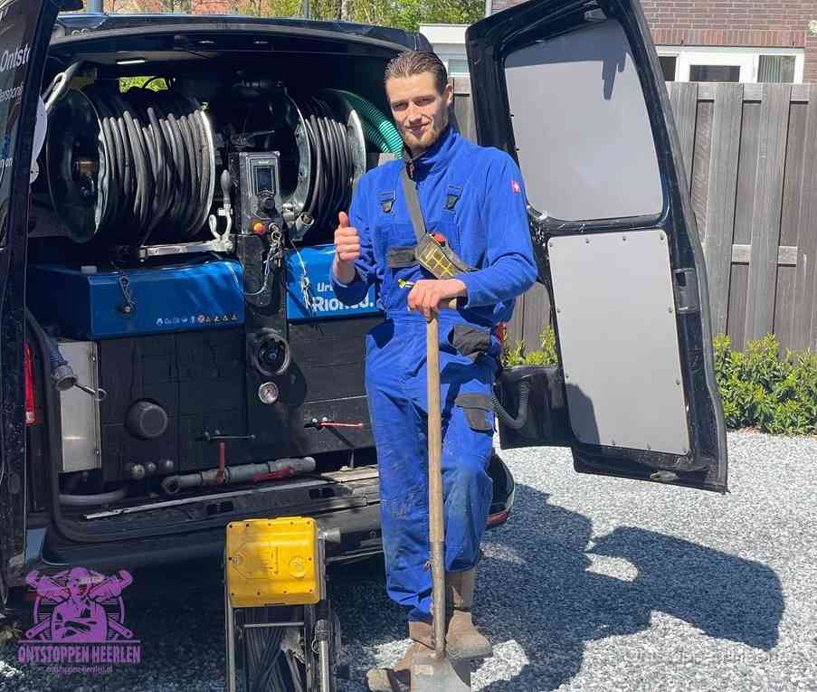 Een tevreden monteur met opgestoken duim na een geslaagde klus, slim ingrijpen bespaart kosten bij een verstopte wc in Heerlen