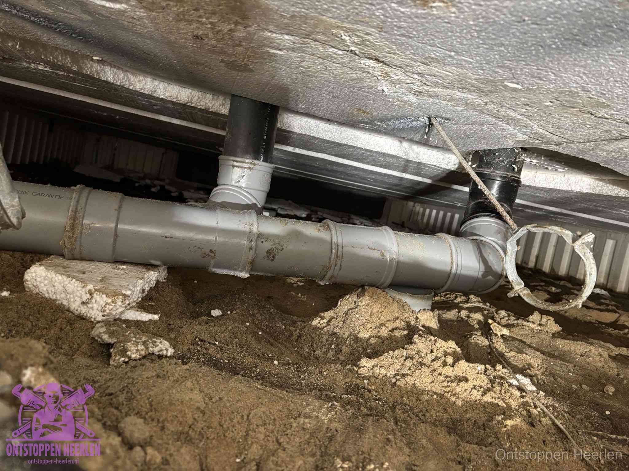 PVC-buizen in de kruipruimte van een gemengd of gescheiden rioolstelsel in Heerlen