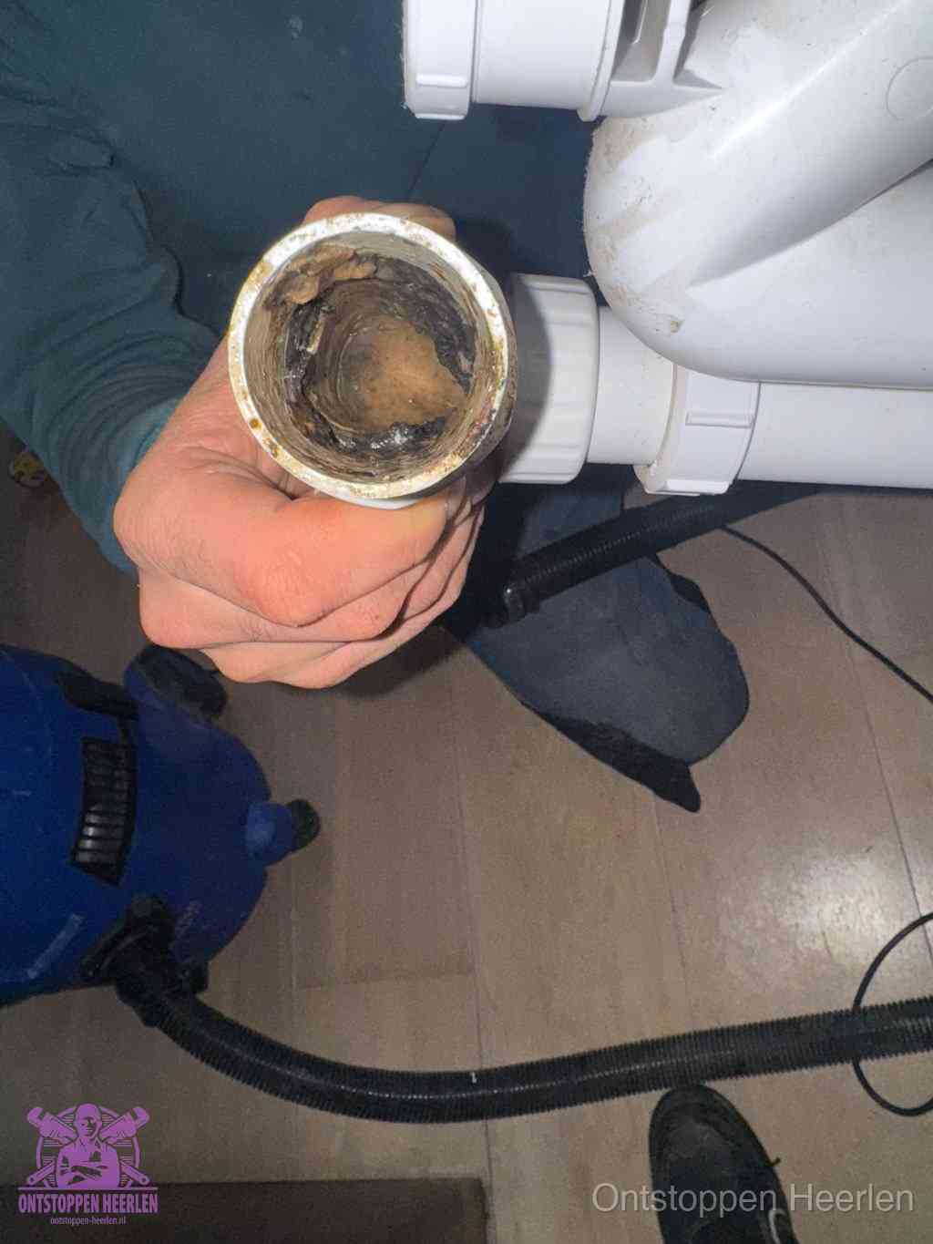 Een losgekoppeld afvoerbuisstuk dat van binnen volledig is dichtgeslibd, het gevolg van een verstopping te lang laten zitten in Heerlen