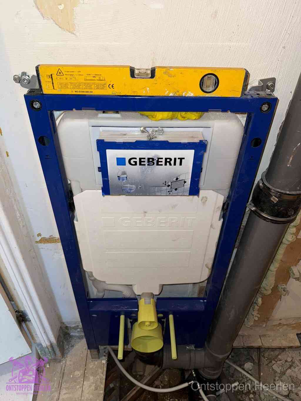 Een Geberit inbouwreservoir met frame voor een hangtoilet tegen de wand, met de afvoerbocht naar de vloer, kenmerkend voor een verstopt hangtoilet in Heerlen