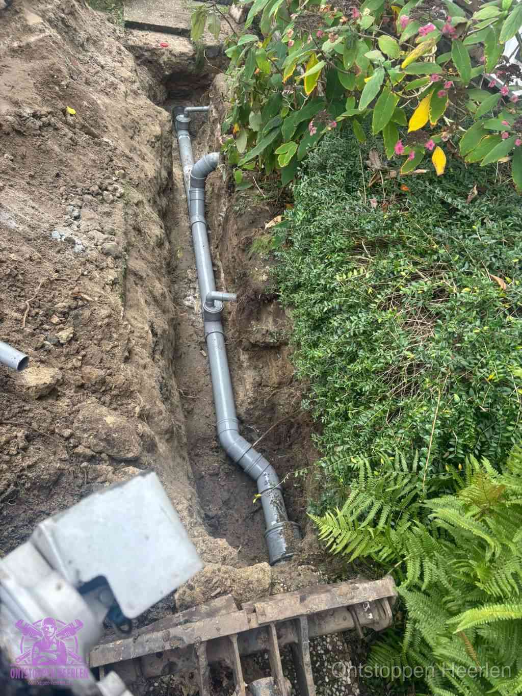 Open sleuf met nieuwe PVC-buizen, riool repareren en vervangen in Heerlen