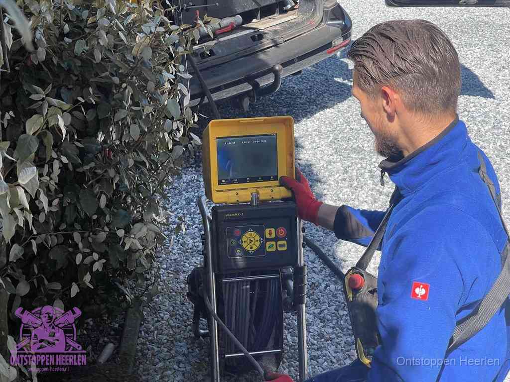 Monteur bedient een rioolinspectiecamera met monitor voor rioolinspectie in Heerlen