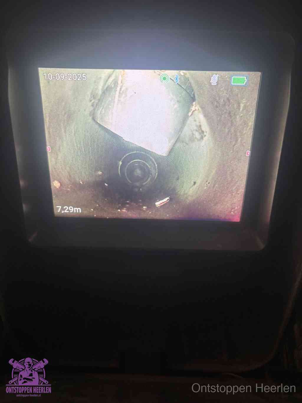 Camerabeeld van een verzakte rioolbuis diep onder de grond, een rioolverzakking in Heerlen