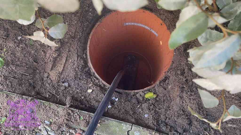 Open inspectieput in de tuin waar een veer rioolvliegjes en stankoverlast aanpakt in Heerlen