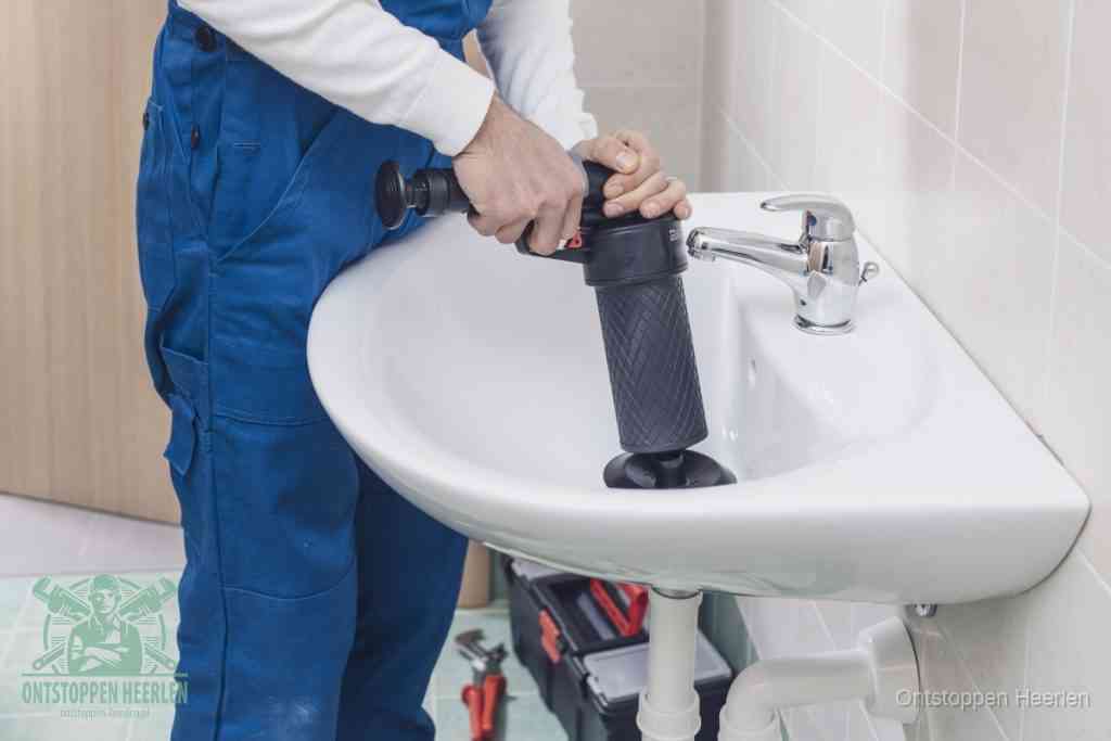 Een te ruwe doe-het-zelf poging met een hand-pomp op de afvoer van een badkamer-wastafel, een van de veelgemaakte fouten bij afvoer ontstoppen in Heerlen