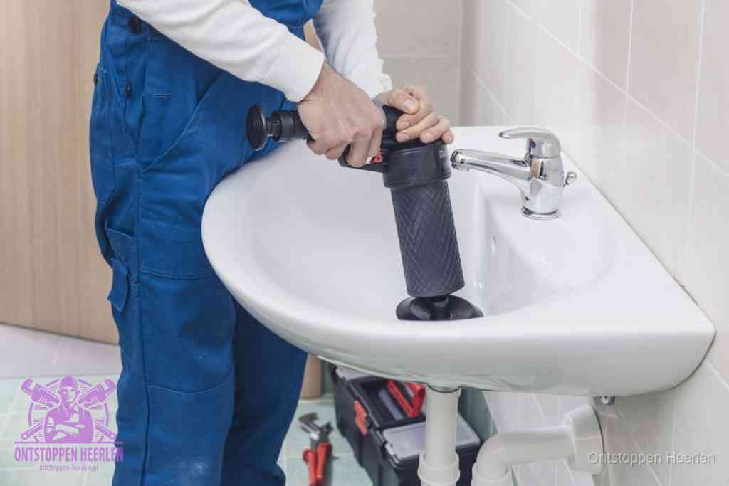 Een te ruwe doe-het-zelf poging met een handmatige perslucht-ontstopper op een sanitair-afvoer, een van de veelgemaakte fouten bij wc ontstoppen in Heerlen