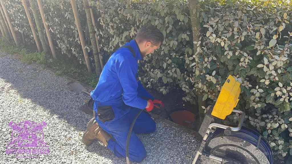Monteur aan het werk bij een rioolput, de werkwijze voor riool ontstoppen in Heerlen
