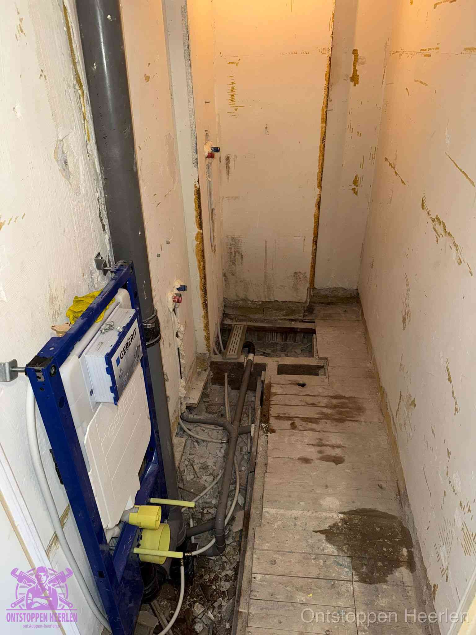 Een opgebroken toiletruimte tijdens renovatie met een Geberit inbouwreservoir en blootliggende oude afvoerleidingen, typisch voor oudere woningen in Heerlen