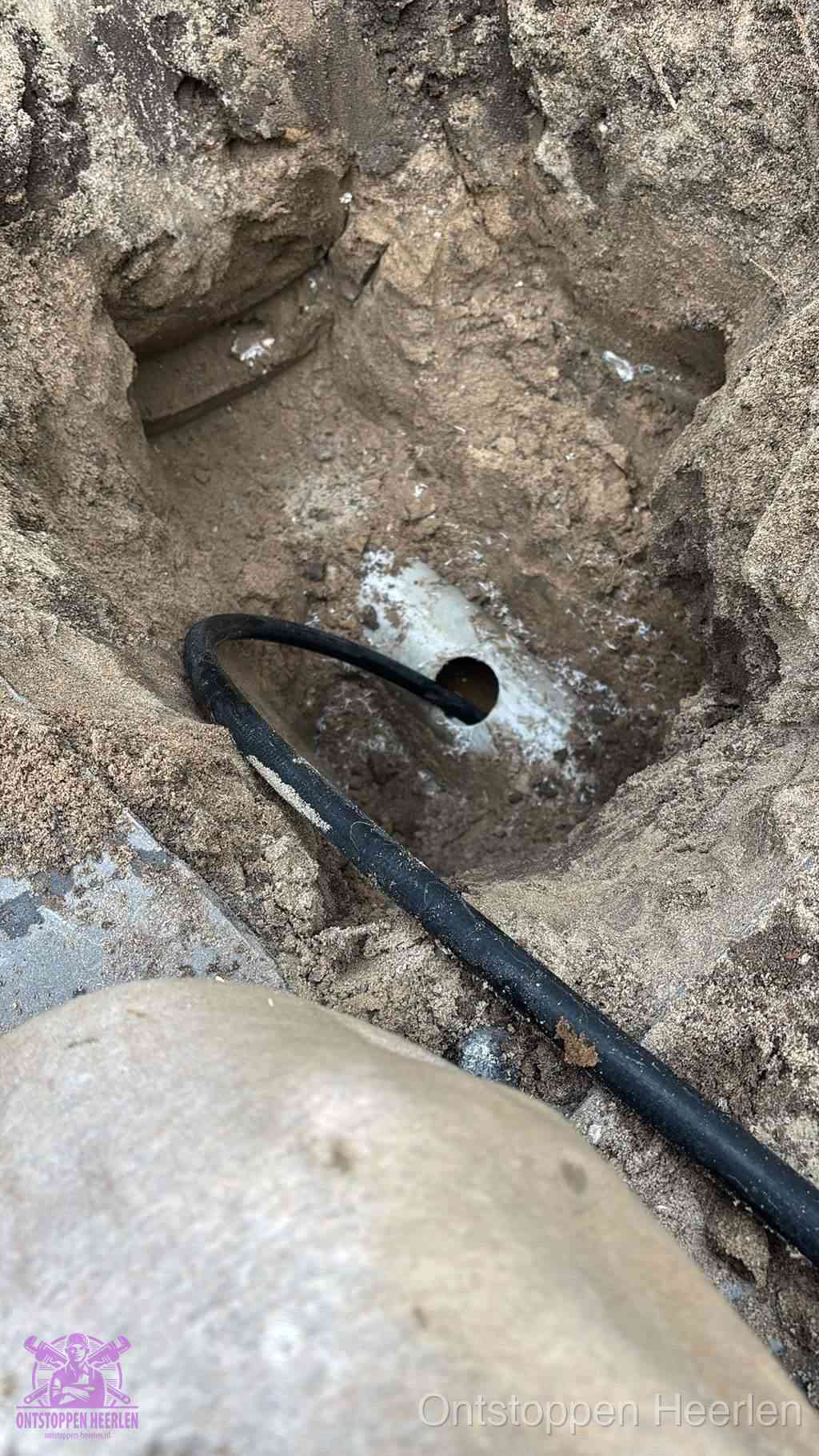 Uitgegraven rioolbuis in de grond, hulp om zelf het riool te ontstoppen in Heerlen